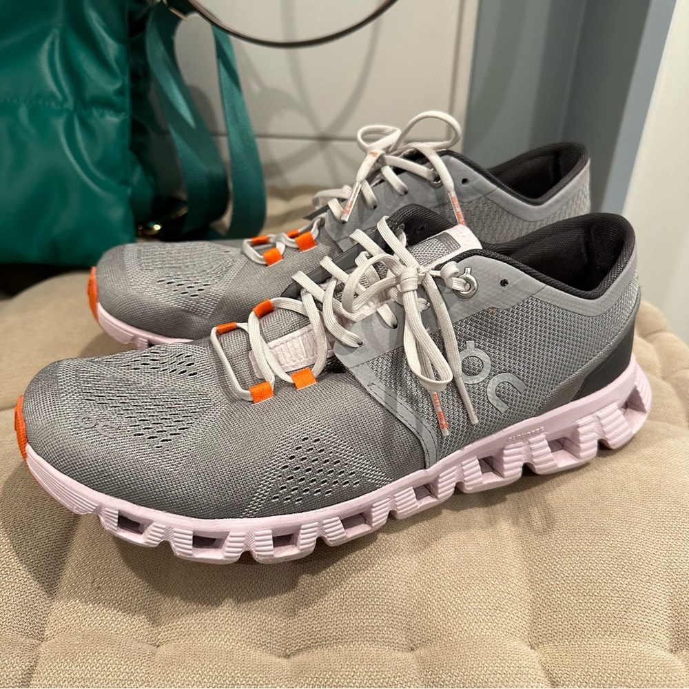 Women’s OnCloud Tennis Shoes Size 10 Purple / Gray / Orange